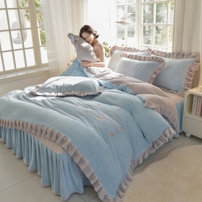 91家纺网 家纺一手货源 找家纺 鑫喜莱家纺 2025新款刺绣双层花边牛奶绒四件套（注意控价 标准尺寸156元，实际售价不得低于控价的价格) 清雅-天蓝