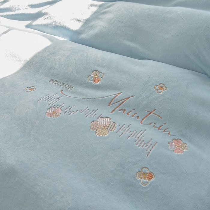 91家纺网 家纺一手货源 找家纺 鑫喜莱家纺 2025新款刺绣双层花边牛奶绒四件套（注意控价 标准尺寸156元，实际售价不得低于控价的价格) 清雅-天蓝