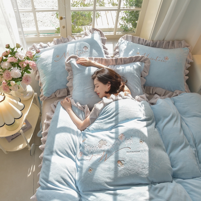 91家纺网 家纺一手货源 找家纺 鑫喜莱家纺 2025新款刺绣双层花边牛奶绒四件套（注意控价 标准尺寸156元，实际售价不得低于控价的价格) 清雅-天蓝