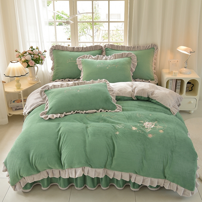 91家纺网 家纺一手货源 找家纺 鑫喜莱家纺 2025新款刺绣双层花边牛奶绒四件套（注意控价 标准尺寸156元，实际售价不得低于控价的价格) 花韵-云母绿