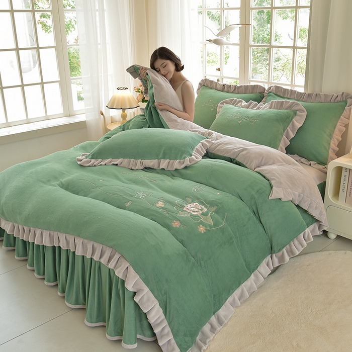 91家纺网 家纺一手货源 找家纺 鑫喜莱家纺 2025新款刺绣双层花边牛奶绒四件套（注意控价 标准尺寸156元，实际售价不得低于控价的价格) 花韵-云母绿