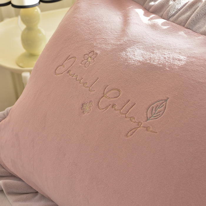 91家纺网 家纺一手货源 找家纺 鑫喜莱家纺 2025新款刺绣双层花边牛奶绒四件套（注意控价 标准尺寸156元，实际售价不得低于控价的价格) 花韵-藕粉