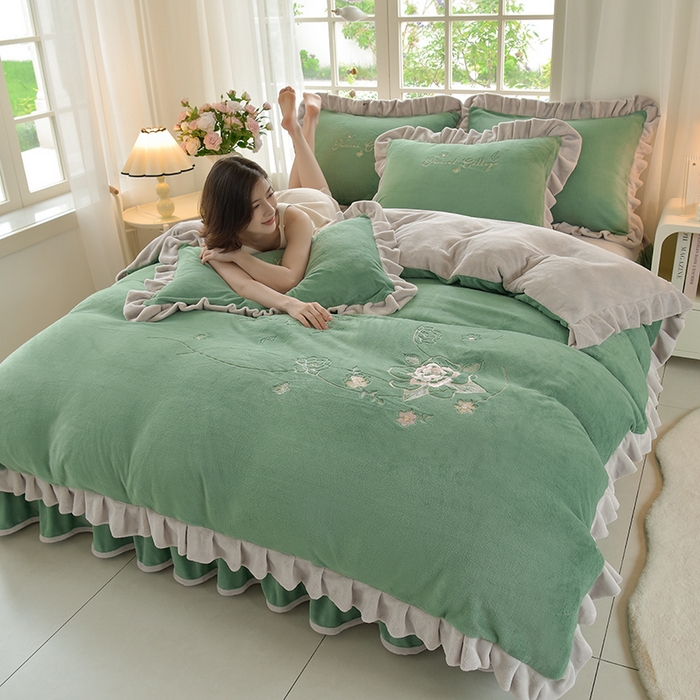 91家纺网 家纺一手货源 找家纺 鑫喜莱家纺 2025新款刺绣双层花边牛奶绒四件套（注意控价 标准尺寸156元，实际售价不得低于控价的价格) 花韵-云母绿