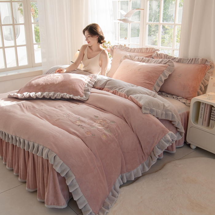 91家纺网 家纺一手货源 找家纺 鑫喜莱家纺 2025新款刺绣双层花边牛奶绒四件套（注意控价 标准尺寸156元，实际售价不得低于控价的价格) 花韵-藕粉