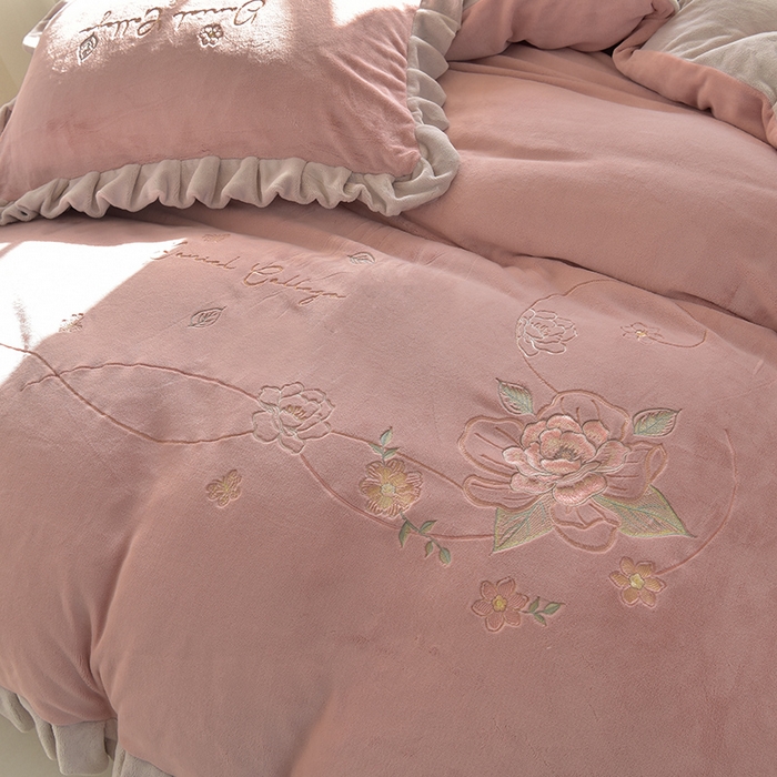 91家纺网 家纺一手货源 找家纺 鑫喜莱家纺 2025新款刺绣双层花边牛奶绒四件套（注意控价 标准尺寸156元，实际售价不得低于控价的价格) 花韵-藕粉