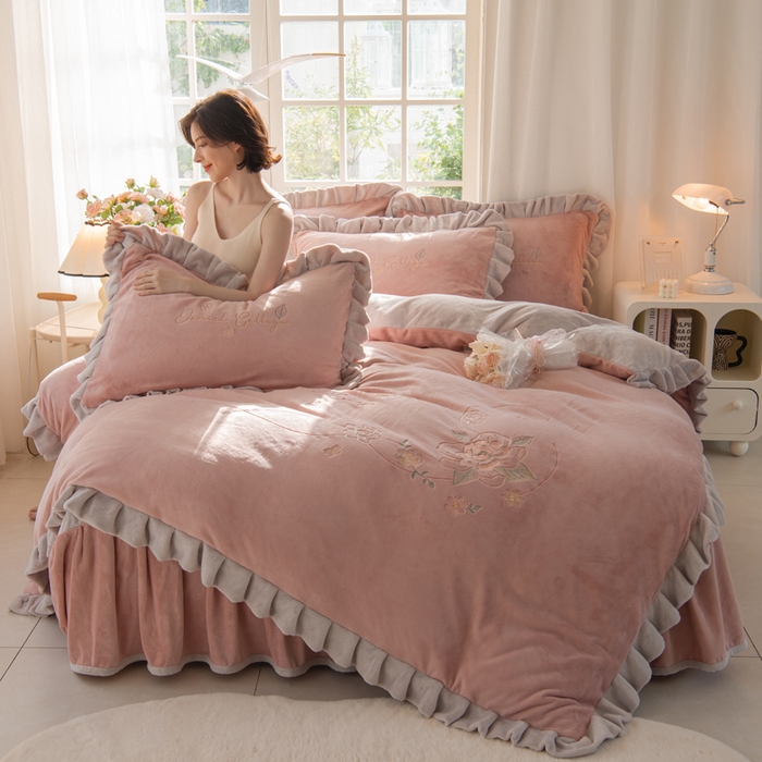 91家纺网 家纺一手货源 找家纺 鑫喜莱家纺 2025新款刺绣双层花边牛奶绒四件套（注意控价 标准尺寸156元，实际售价不得低于控价的价格) 花韵-藕粉