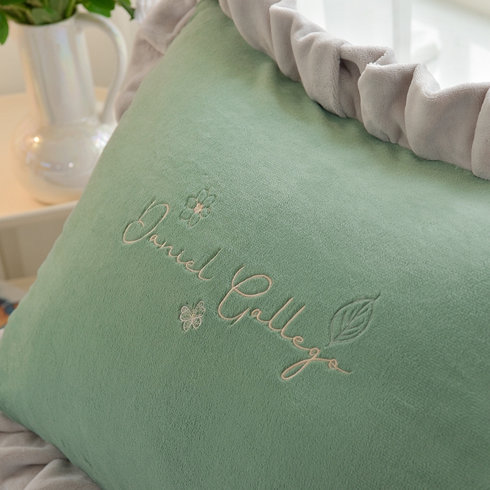 91家纺网 家纺一手货源 找家纺 鑫喜莱家纺 2025新款刺绣双层花边牛奶绒四件套（注意控价 标准尺寸156元，实际售价不得低于控价的价格) 花韵-云母绿