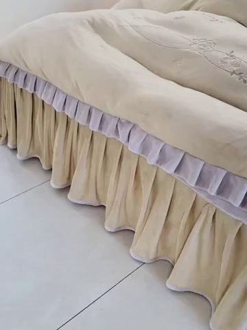 91家纺网 家纺一手货源 找家纺 鑫喜莱家纺 2025新款刺绣双层花边牛奶绒四件套（注意控价 标准尺寸156元，实际售价不得低于控价的价格) 花韵-浅米灰