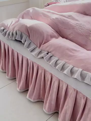 91家纺网 家纺一手货源 找家纺 鑫喜莱家纺 2025新款刺绣双层花边牛奶绒四件套（注意控价 标准尺寸156元，实际售价不得低于控价的价格) 花韵-藕粉