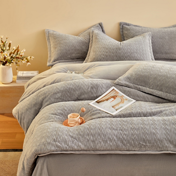 91家纺网 家纺一手货源 找家纺 卡初家居（原微来） 2025新款A类亲肤舒适秋冬波纹系列全消光雕花牛奶绒四件套（提供买家秀） 波纹-浅灰