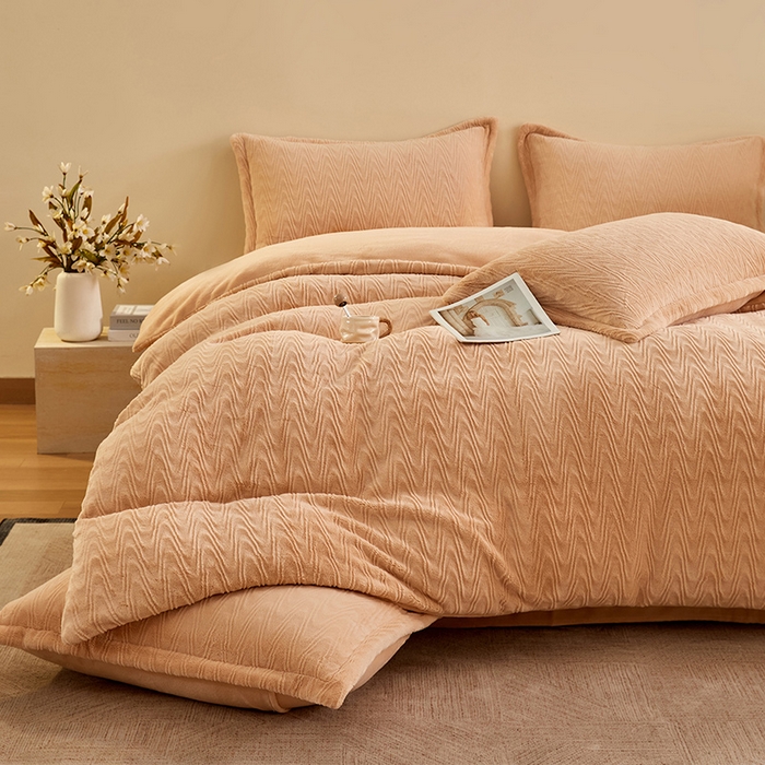 91家纺网 家纺一手货源 找家纺 （总）卡初家居（原微来） 2025新款A类亲肤舒适秋冬波纹系列全消光雕花牛奶绒四件套（提供买家秀）