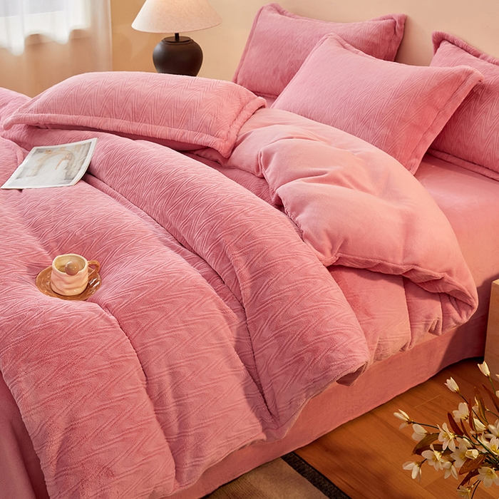 91家纺网 家纺一手货源 找家纺 （总）卡初家居（原微来） 2025新款A类亲肤舒适秋冬波纹系列全消光雕花牛奶绒四件套（提供买家秀）