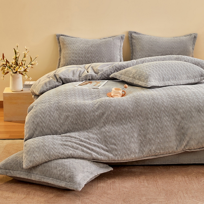 91家纺网 家纺一手货源 找家纺 卡初家居（原微来） 2025新款A类亲肤舒适秋冬波纹系列全消光雕花牛奶绒四件套（提供买家秀） 波纹-浅灰