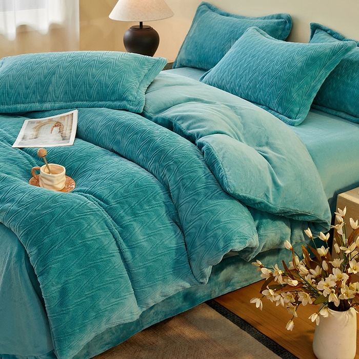 91家纺网 家纺一手货源 找家纺 （总）卡初家居（原微来） 2025新款A类亲肤舒适秋冬波纹系列全消光雕花牛奶绒四件套（提供买家秀）