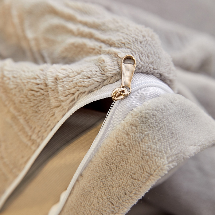 91家纺网 家纺一手货源 找家纺 卡初家居（原微来） 2025新款A类亲肤舒适秋冬波纹系列全消光雕花牛奶绒四件套（提供买家秀） 波纹-浅灰