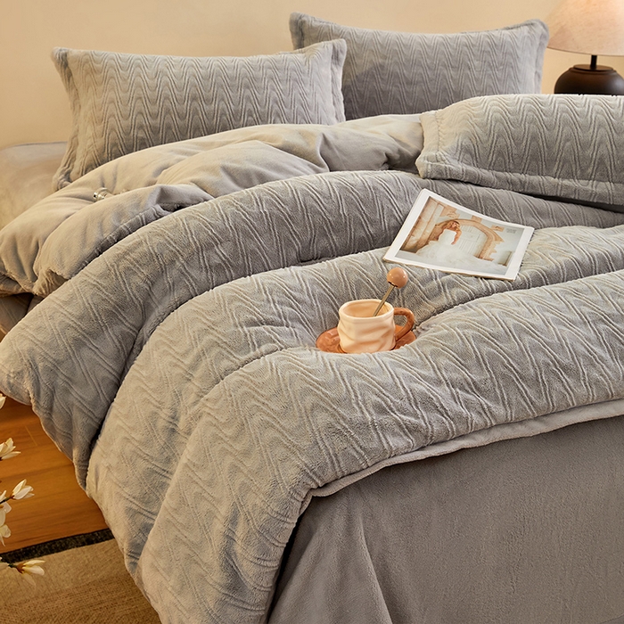91家纺网 家纺一手货源 找家纺 卡初家居（原微来） 2025新款A类亲肤舒适秋冬波纹系列全消光雕花牛奶绒四件套（提供买家秀） 波纹-浅灰