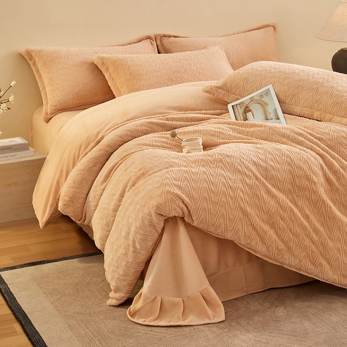 91家纺网 家纺一手货源 找家纺 （总）卡初家居（原微来） 2025新款A类亲肤舒适秋冬波纹系列全消光雕花牛奶绒四件套（提供买家秀）