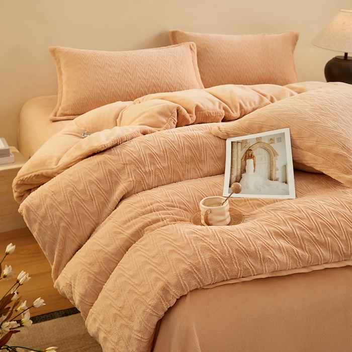 91家纺网 家纺一手货源 找家纺 （总）卡初家居（原微来） 2025新款A类亲肤舒适秋冬波纹系列全消光雕花牛奶绒四件套（提供买家秀）