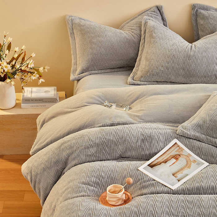 91家纺网 家纺一手货源 找家纺 卡初家居（原微来） 2025新款A类亲肤舒适秋冬波纹系列全消光雕花牛奶绒四件套（提供买家秀） 波纹-浅灰