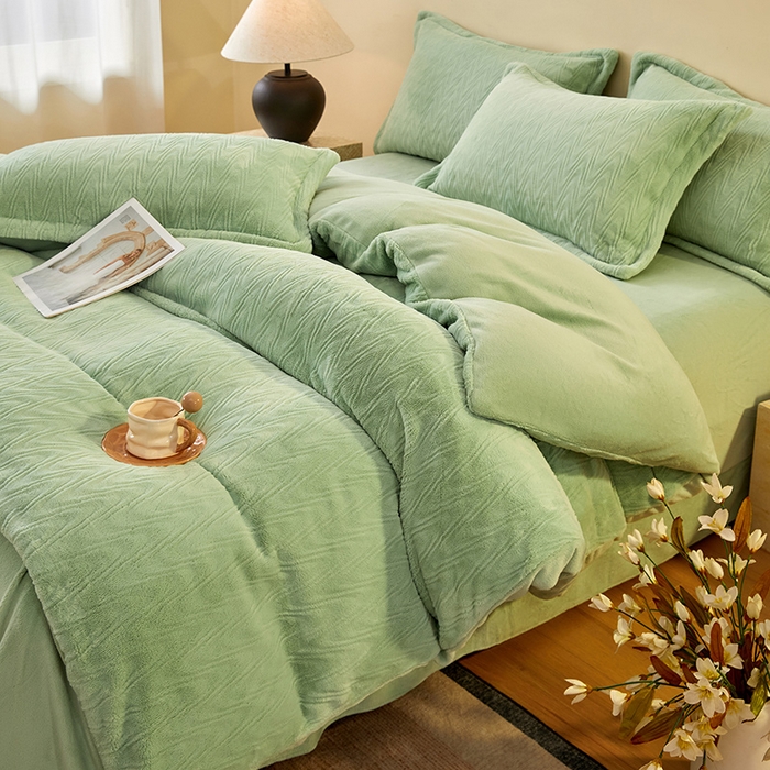 91家纺网 家纺一手货源 找家纺 （总）卡初家居（原微来） 2025新款A类亲肤舒适秋冬波纹系列全消光雕花牛奶绒四件套（提供买家秀）