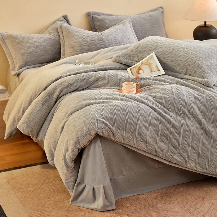 91家纺网 家纺一手货源 找家纺 卡初家居（原微来） 2025新款A类亲肤舒适秋冬波纹系列全消光雕花牛奶绒四件套（提供买家秀） 波纹-浅灰