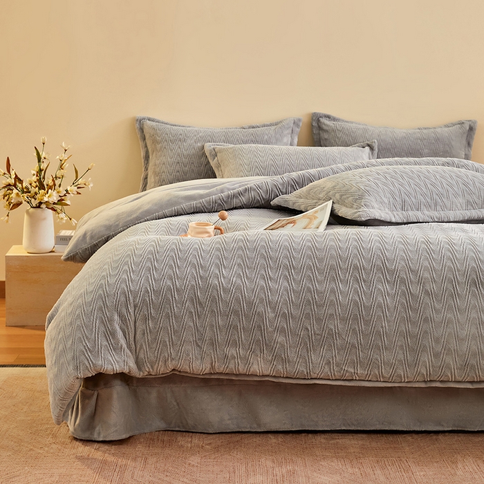 91家纺网 家纺一手货源 找家纺 卡初家居（原微来） 2025新款A类亲肤舒适秋冬波纹系列全消光雕花牛奶绒四件套（提供买家秀） 波纹-浅灰