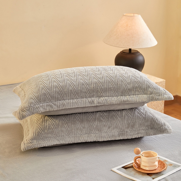 91家纺网 家纺一手货源 找家纺 卡初家居（原微来） 2025新款A类亲肤舒适秋冬波纹系列全消光雕花牛奶绒四件套（提供买家秀） 波纹-浅灰