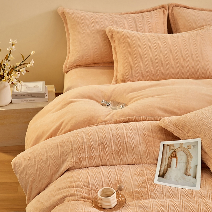 91家纺网 家纺一手货源 找家纺 卡初家居（原微来） 2025新款A类亲肤舒适秋冬波纹系列全消光雕花牛奶绒四件套（提供买家秀） 波纹-米咖