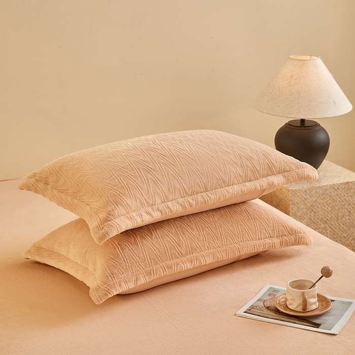 91家纺网 家纺一手货源 找家纺 卡初家居（原微来） 2025新款A类亲肤舒适秋冬波纹系列全消光雕花牛奶绒四件套（提供买家秀） 波纹-米咖