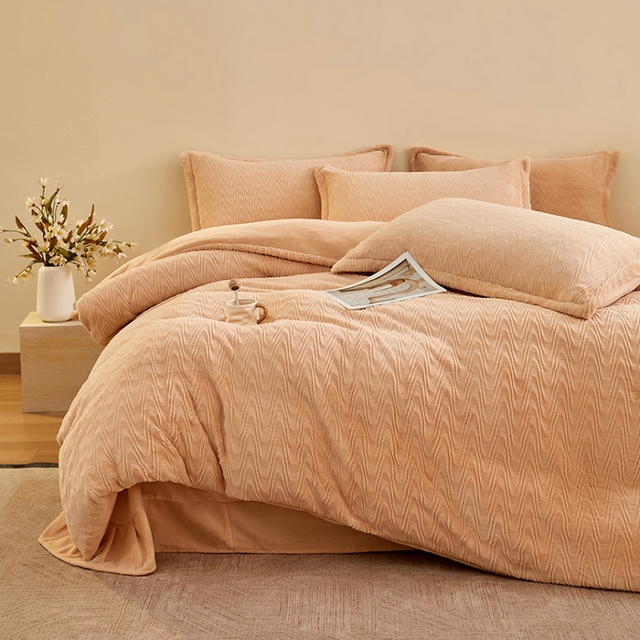 91家纺网 家纺一手货源 找家纺 卡初家居（原微来） 2025新款A类亲肤舒适秋冬波纹系列全消光雕花牛奶绒四件套（提供买家秀） 波纹-米咖