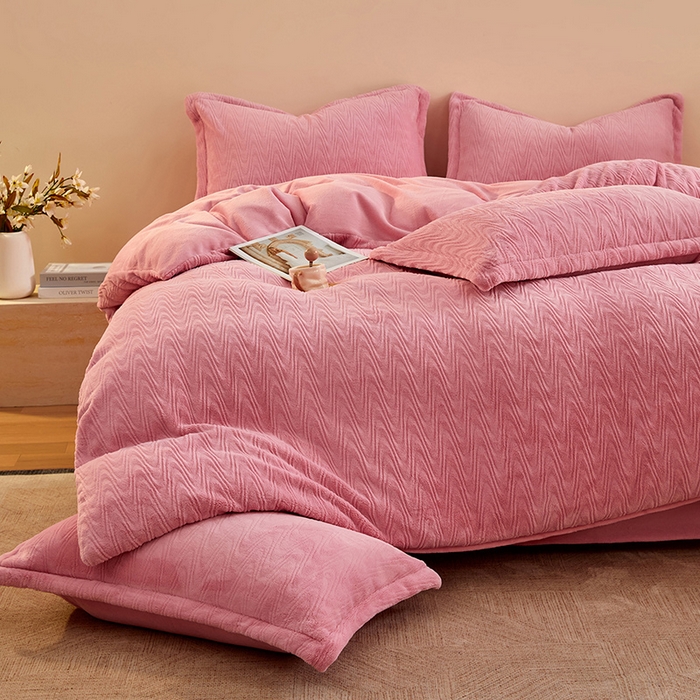 91家纺网 家纺一手货源 找家纺 卡初家居（原微来） 2025新款A类亲肤舒适秋冬波纹系列全消光雕花牛奶绒四件套（提供买家秀） 波纹-桃粉