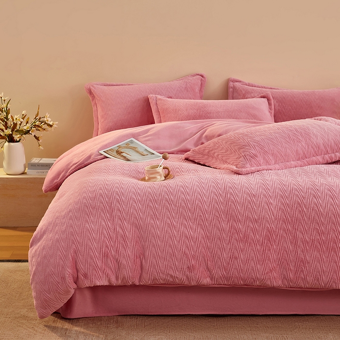 91家纺网 家纺一手货源 找家纺 卡初家居（原微来） 2025新款A类亲肤舒适秋冬波纹系列全消光雕花牛奶绒四件套（提供买家秀） 波纹-桃粉