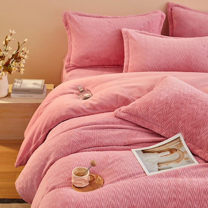 91家纺网 家纺一手货源 找家纺 卡初家居（原微来） 2025新款A类亲肤舒适秋冬波纹系列全消光雕花牛奶绒四件套（提供买家秀） 波纹-桃粉