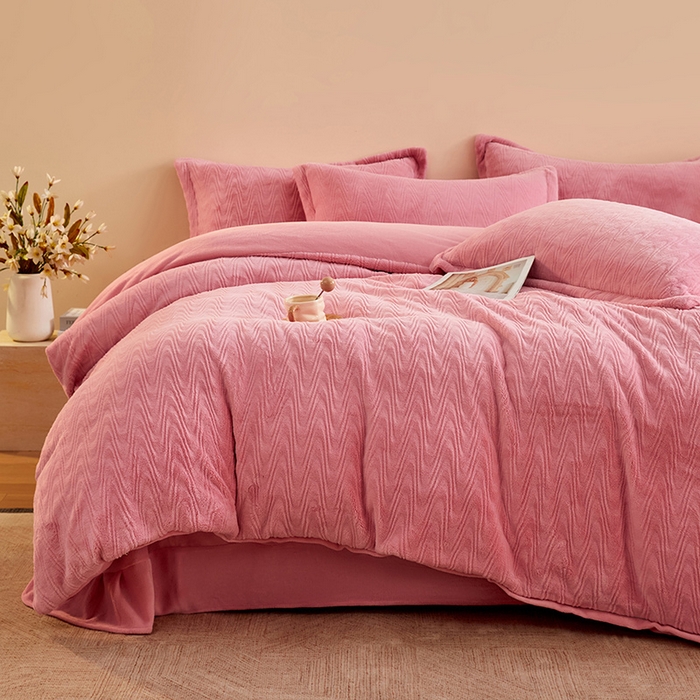 91家纺网 家纺一手货源 找家纺 卡初家居（原微来） 2025新款A类亲肤舒适秋冬波纹系列全消光雕花牛奶绒四件套（提供买家秀） 波纹-桃粉