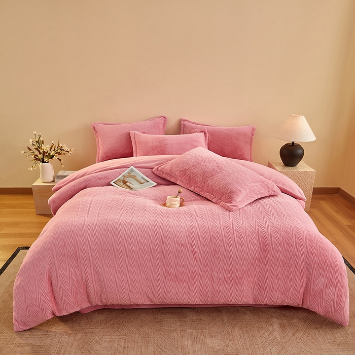 91家纺网 家纺一手货源 找家纺 卡初家居（原微来） 2025新款A类亲肤舒适秋冬波纹系列全消光雕花牛奶绒四件套（提供买家秀） 波纹-桃粉