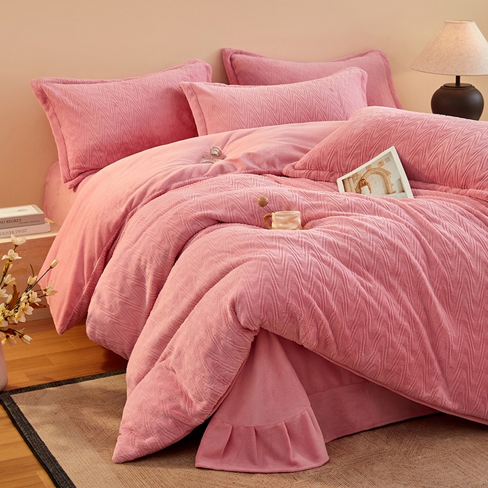 91家纺网 家纺一手货源 找家纺 卡初家居（原微来） 2025新款A类亲肤舒适秋冬波纹系列全消光雕花牛奶绒四件套（提供买家秀） 波纹-桃粉