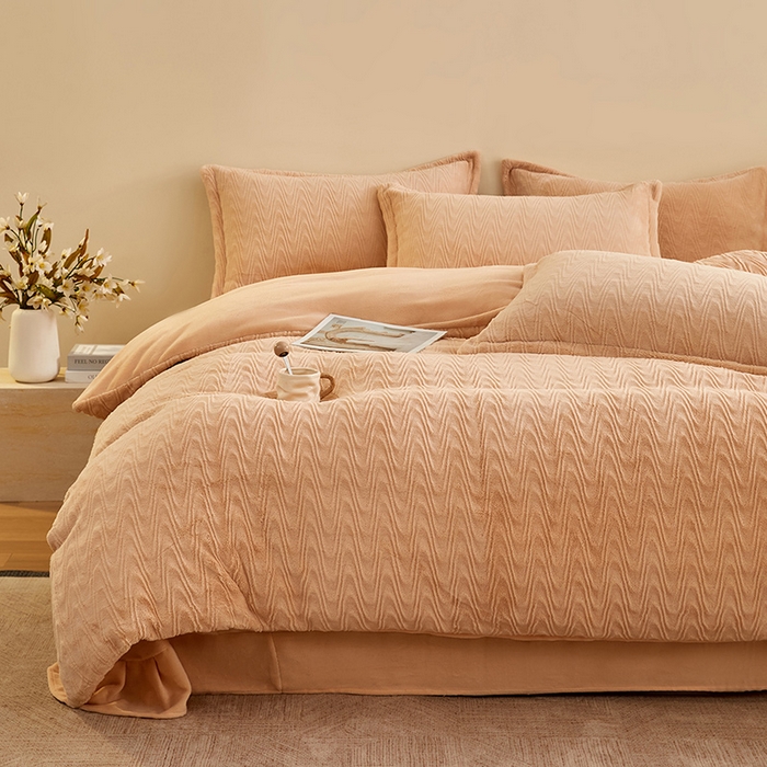 91家纺网 家纺一手货源 找家纺 卡初家居（原微来） 2025新款A类亲肤舒适秋冬波纹系列全消光雕花牛奶绒四件套（提供买家秀） 波纹-米咖