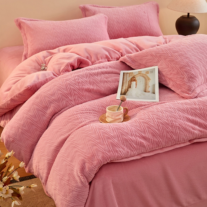 91家纺网 家纺一手货源 找家纺 卡初家居（原微来） 2025新款A类亲肤舒适秋冬波纹系列全消光雕花牛奶绒四件套（提供买家秀） 波纹-桃粉