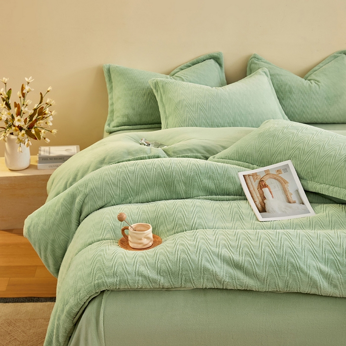 91家纺网 家纺一手货源 找家纺 卡初家居（原微来） 2025新款A类亲肤舒适秋冬波纹系列全消光雕花牛奶绒四件套（提供买家秀） 波纹-水绿