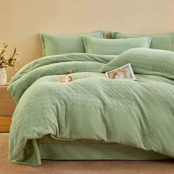 91家纺网 家纺一手货源 找家纺 卡初家居（原微来） 2025新款A类亲肤舒适秋冬波纹系列全消光雕花牛奶绒四件套（提供买家秀） 波纹-水绿