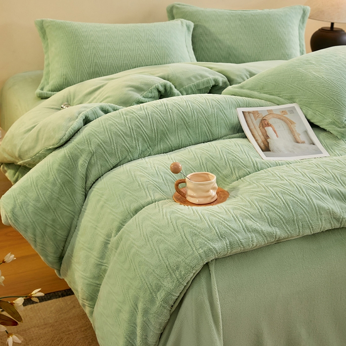 91家纺网 家纺一手货源 找家纺 卡初家居（原微来） 2025新款A类亲肤舒适秋冬波纹系列全消光雕花牛奶绒四件套（提供买家秀） 波纹-水绿