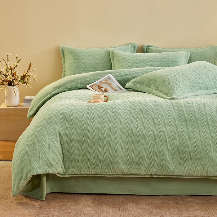 91家纺网 家纺一手货源 找家纺 卡初家居（原微来） 2025新款A类亲肤舒适秋冬波纹系列全消光雕花牛奶绒四件套（提供买家秀） 波纹-水绿