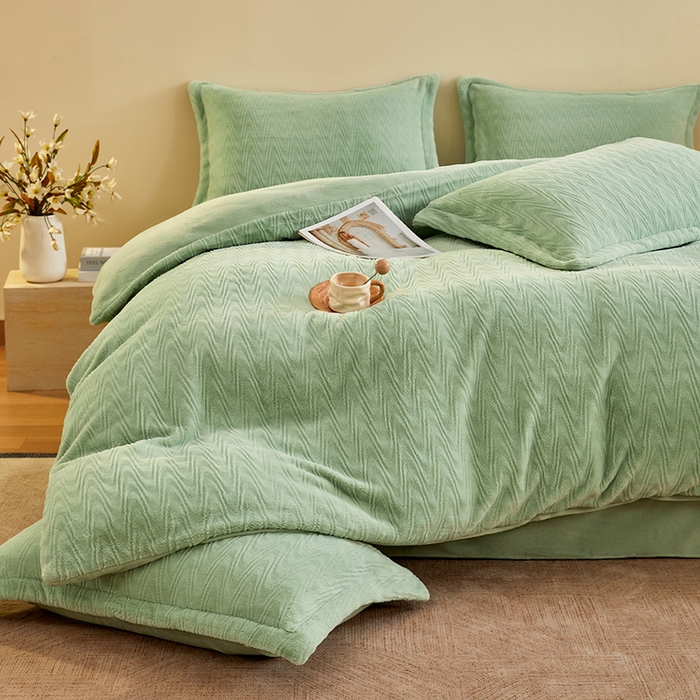 91家纺网 家纺一手货源 找家纺 卡初家居（原微来） 2025新款A类亲肤舒适秋冬波纹系列全消光雕花牛奶绒四件套（提供买家秀） 波纹-水绿