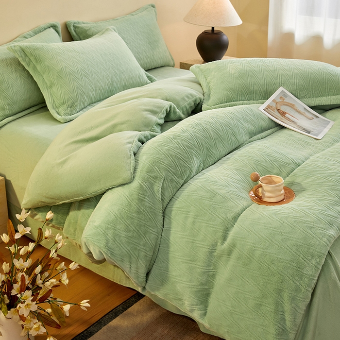 91家纺网 家纺一手货源 找家纺 卡初家居（原微来） 2025新款A类亲肤舒适秋冬波纹系列全消光雕花牛奶绒四件套（提供买家秀） 波纹-水绿