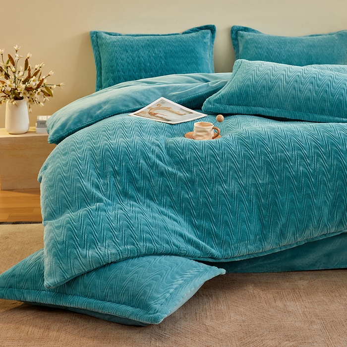 91家纺网 家纺一手货源 找家纺 卡初家居（原微来） 2025新款A类亲肤舒适秋冬波纹系列全消光雕花牛奶绒四件套（提供买家秀） 波纹-海蓝