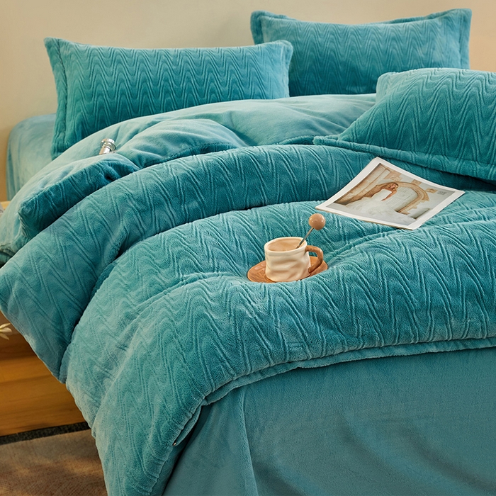 91家纺网 家纺一手货源 找家纺 卡初家居（原微来） 2025新款A类亲肤舒适秋冬波纹系列全消光雕花牛奶绒四件套（提供买家秀） 波纹-海蓝