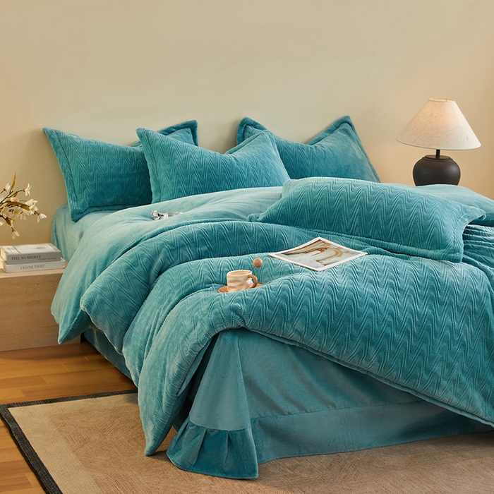 91家纺网 家纺一手货源 找家纺 卡初家居（原微来） 2025新款A类亲肤舒适秋冬波纹系列全消光雕花牛奶绒四件套（提供买家秀） 波纹-海蓝