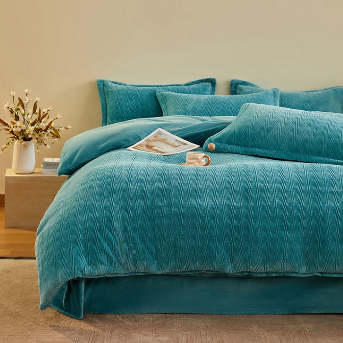 91家纺网 家纺一手货源 找家纺 卡初家居（原微来） 2025新款A类亲肤舒适秋冬波纹系列全消光雕花牛奶绒四件套（提供买家秀） 波纹-海蓝