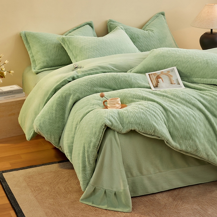 91家纺网 家纺一手货源 找家纺 卡初家居（原微来） 2025新款A类亲肤舒适秋冬波纹系列全消光雕花牛奶绒四件套（提供买家秀） 波纹-水绿