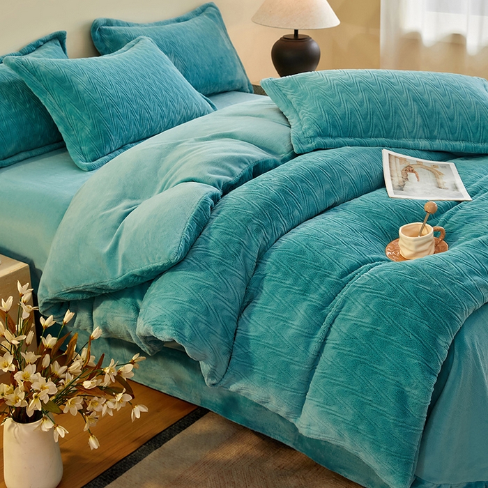 91家纺网 家纺一手货源 找家纺 卡初家居（原微来） 2025新款A类亲肤舒适秋冬波纹系列全消光雕花牛奶绒四件套（提供买家秀） 波纹-海蓝